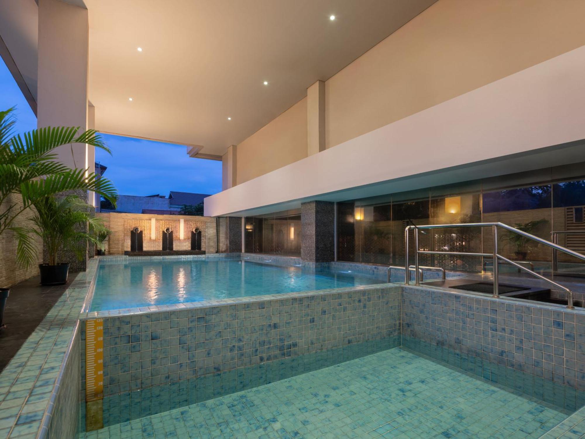 Hotel Santika Premiere Gubeng Сурабая Экстерьер фото