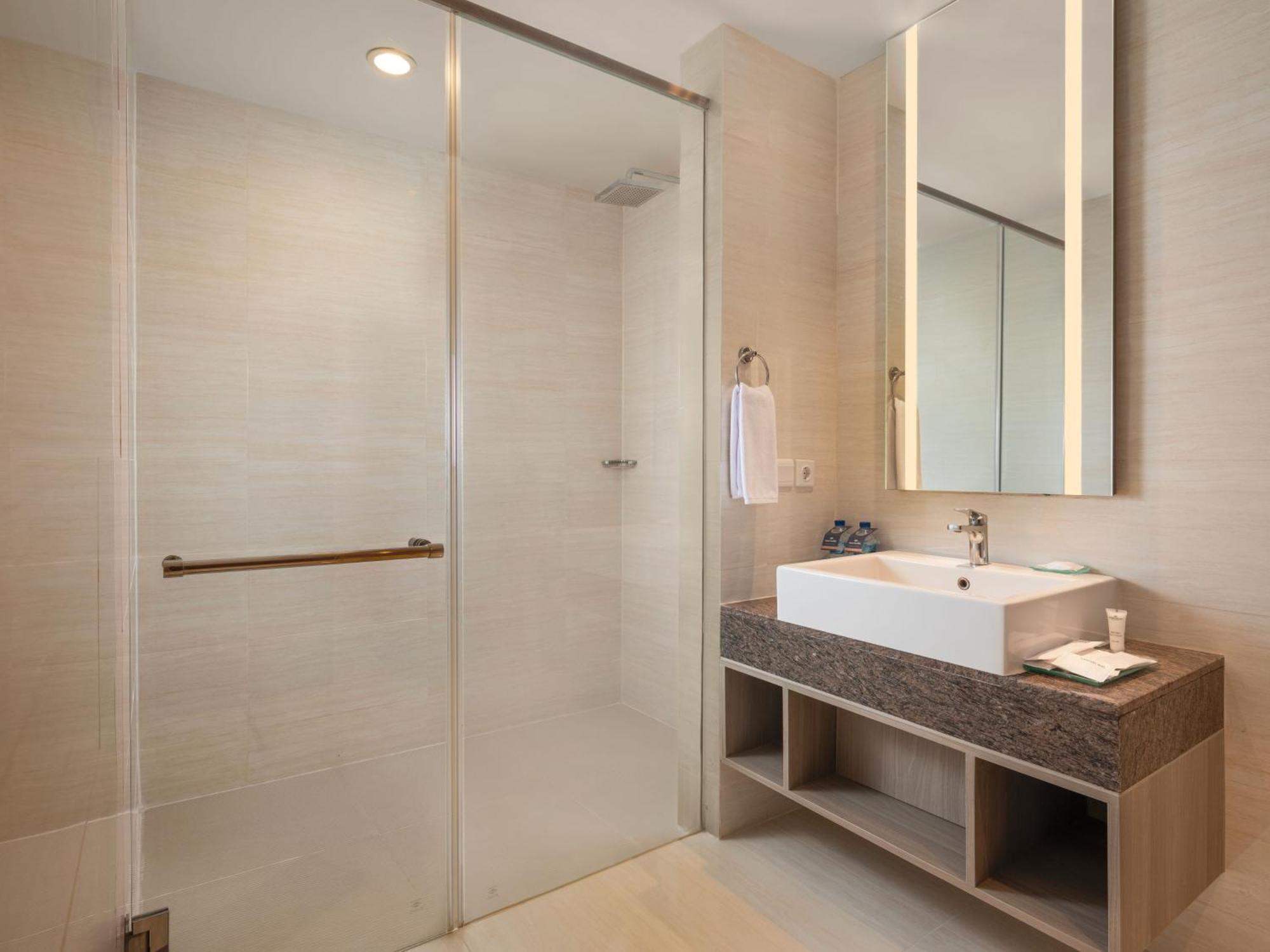 Hotel Santika Premiere Gubeng Сурабая Экстерьер фото