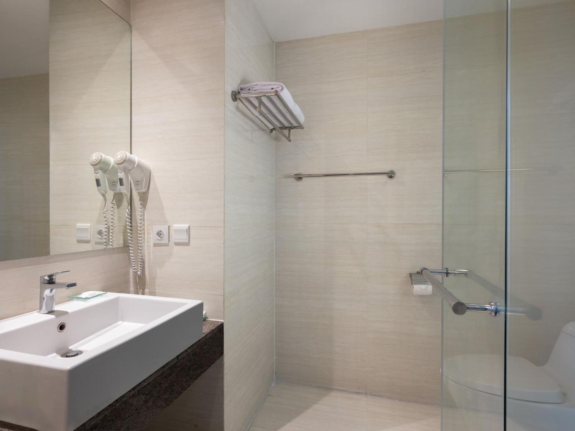 Hotel Santika Premiere Gubeng Сурабая Экстерьер фото