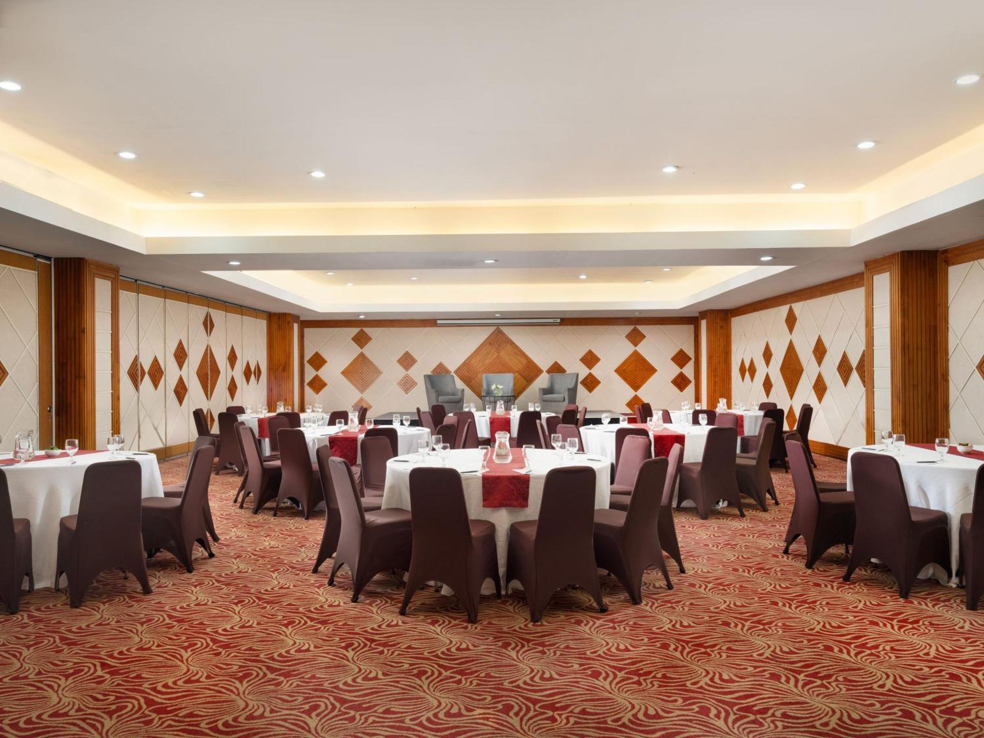Hotel Santika Premiere Gubeng Сурабая Экстерьер фото