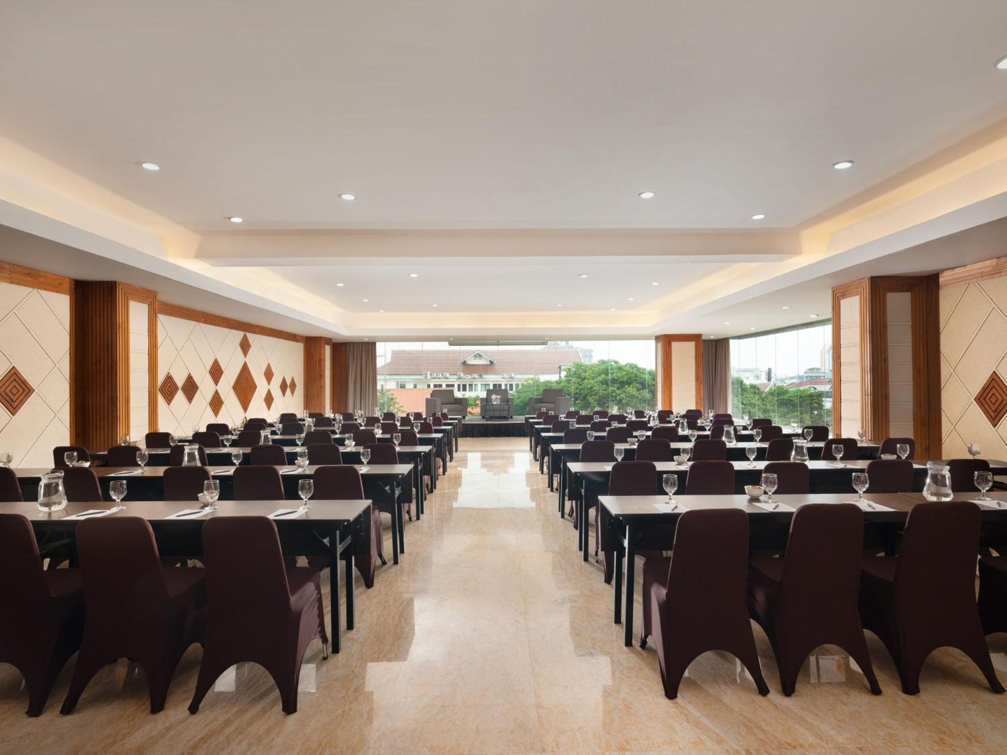 Hotel Santika Premiere Gubeng Сурабая Экстерьер фото